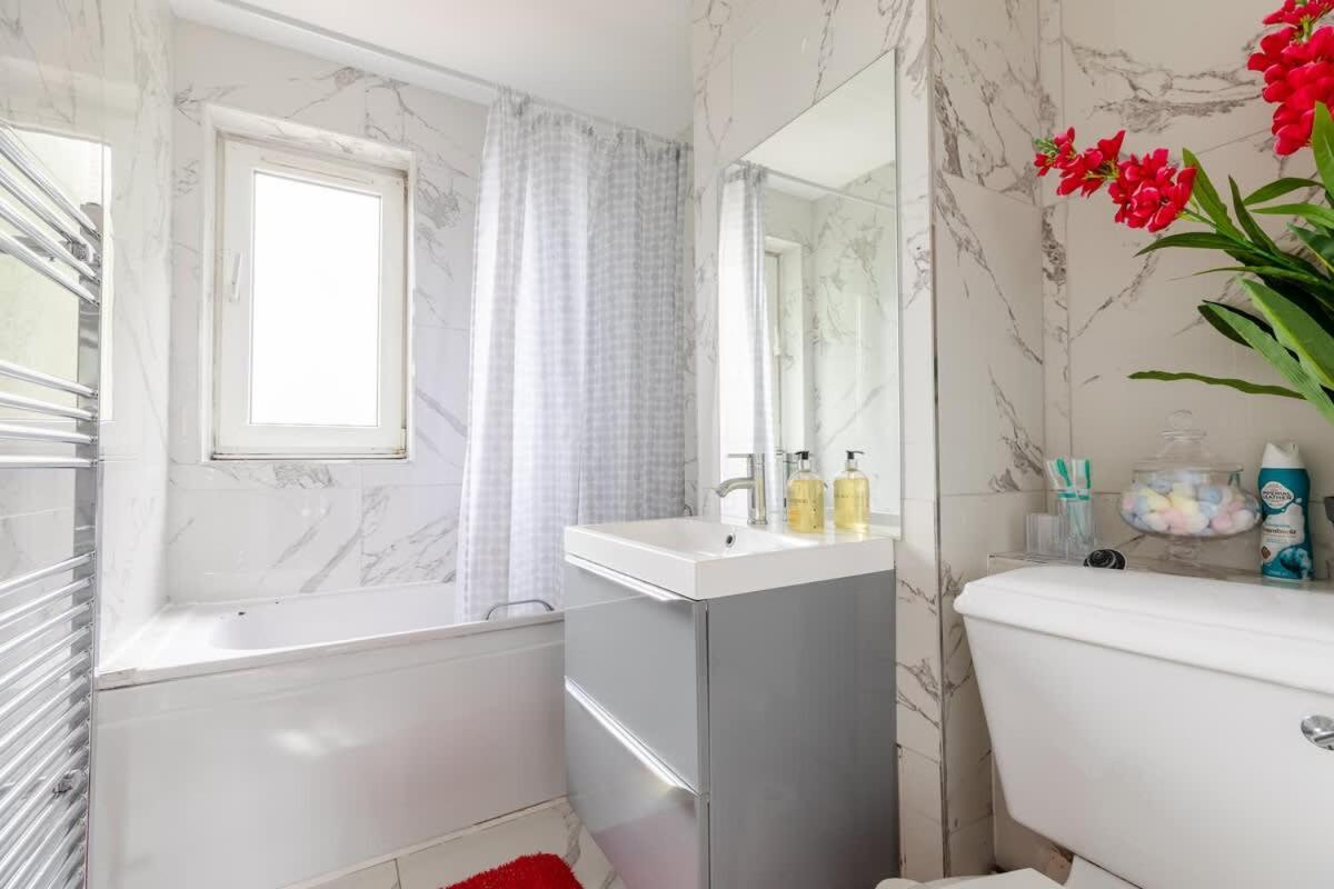 Cosy 3 Bed Flat Near London's Highlights * London