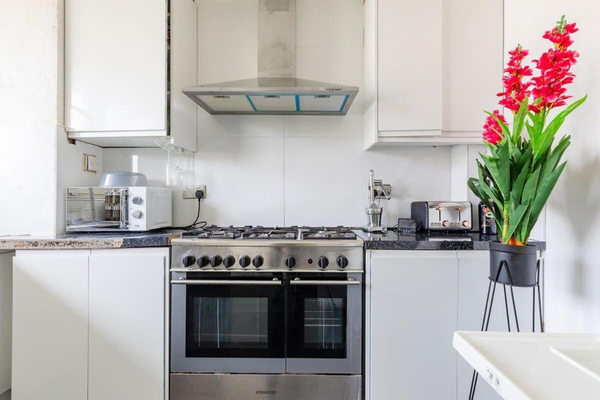 Cosy 3 Bed Flat Near London's Highlights Ferienhaus *